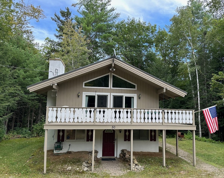 Well maintained vacation home in the Linderhof neighborhood of Bartlett