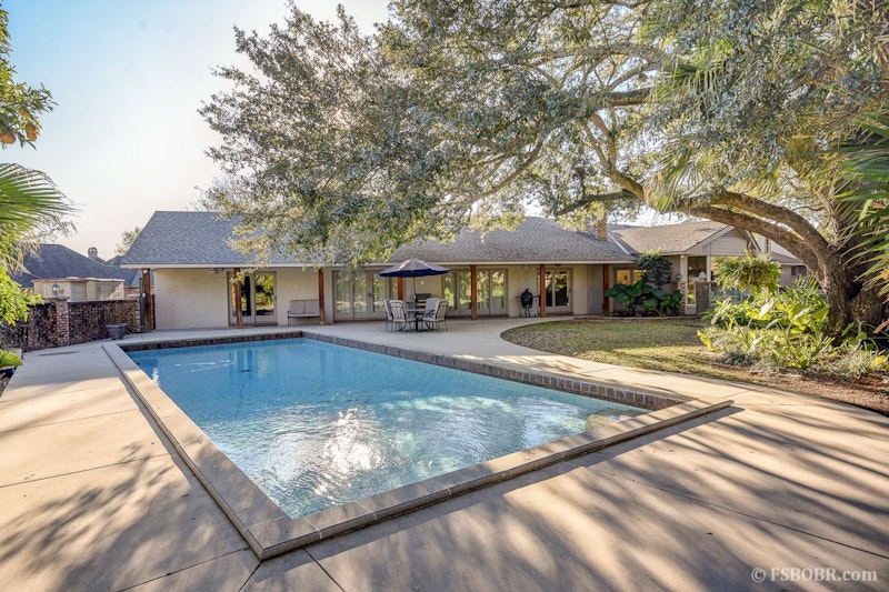 Beautiful Backyard! Excellent location in Country Club West! 17817 Pecan Shadows Drive, Baton