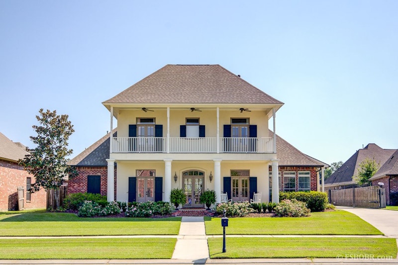 Beautiful Custom Built home in highly desired neighborhood Oaks on the