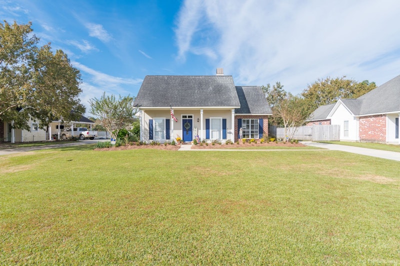 Beautiful Updated Home in Carter Hills off Juban Road 25889 Regency