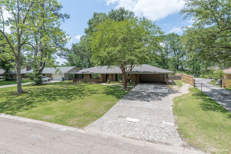 Beautiful House + Guest House in Bellingrath located in the heart of