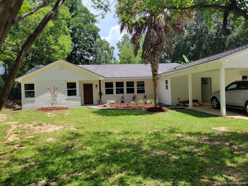 Great location. Totally remodeled and modern design 2220 Ellisalde