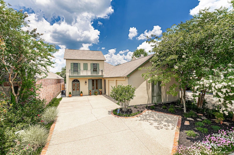 Great family home in University Club! Must see! Generac Standby