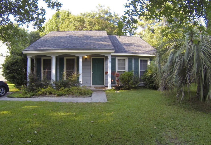 Perfect starter home in Crowfield Plantation! 110 Alston Circle