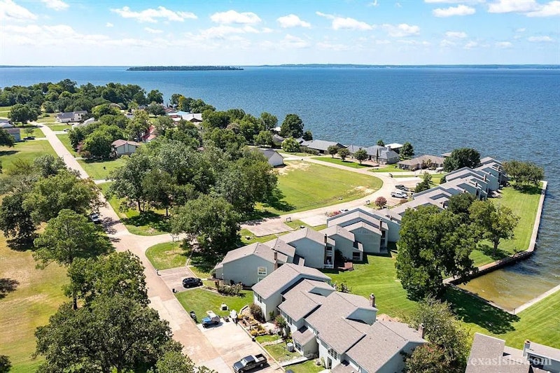 LAKEFRONT Townhome 100 Edgewater Drive, Livingston TX